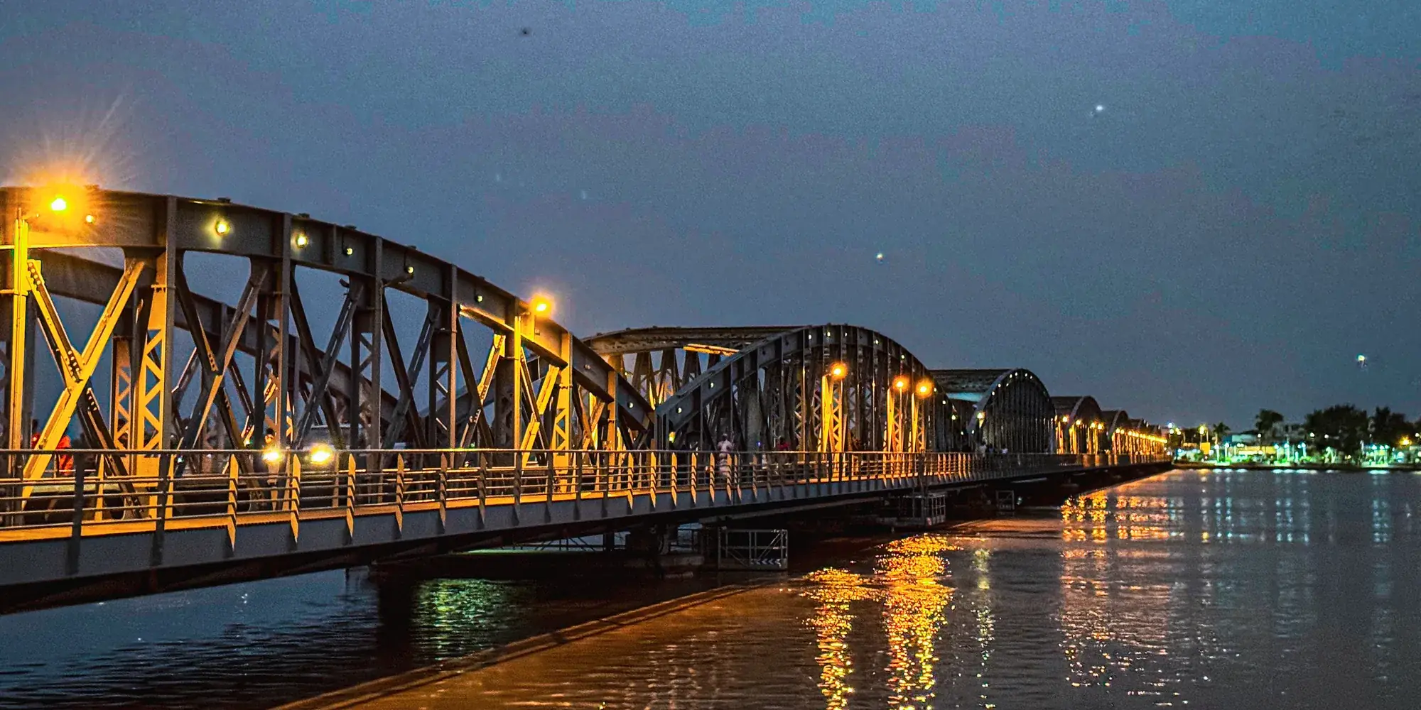 Le pont Faidherbe à Saint-Louis du Sénégal, de nuit
